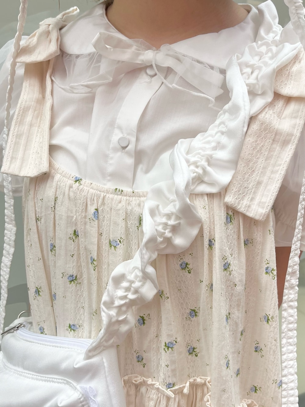 ホワイト系のシャツ/ブラウス、ブルー系のワンピース、ホワイト系のショルダーバッグを着用したレディースの春コーディネートの9枚目の写真