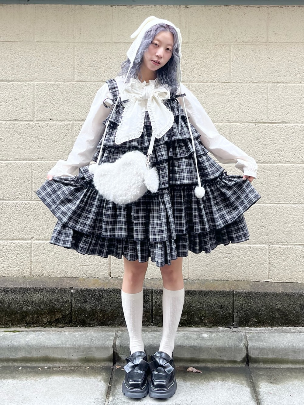 ホワイト系のシャツ/ブラウス、ブラック系のワンピース、ホワイト系のショルダーバッグを着用したレディースの秋コーディネートの2枚目の写真