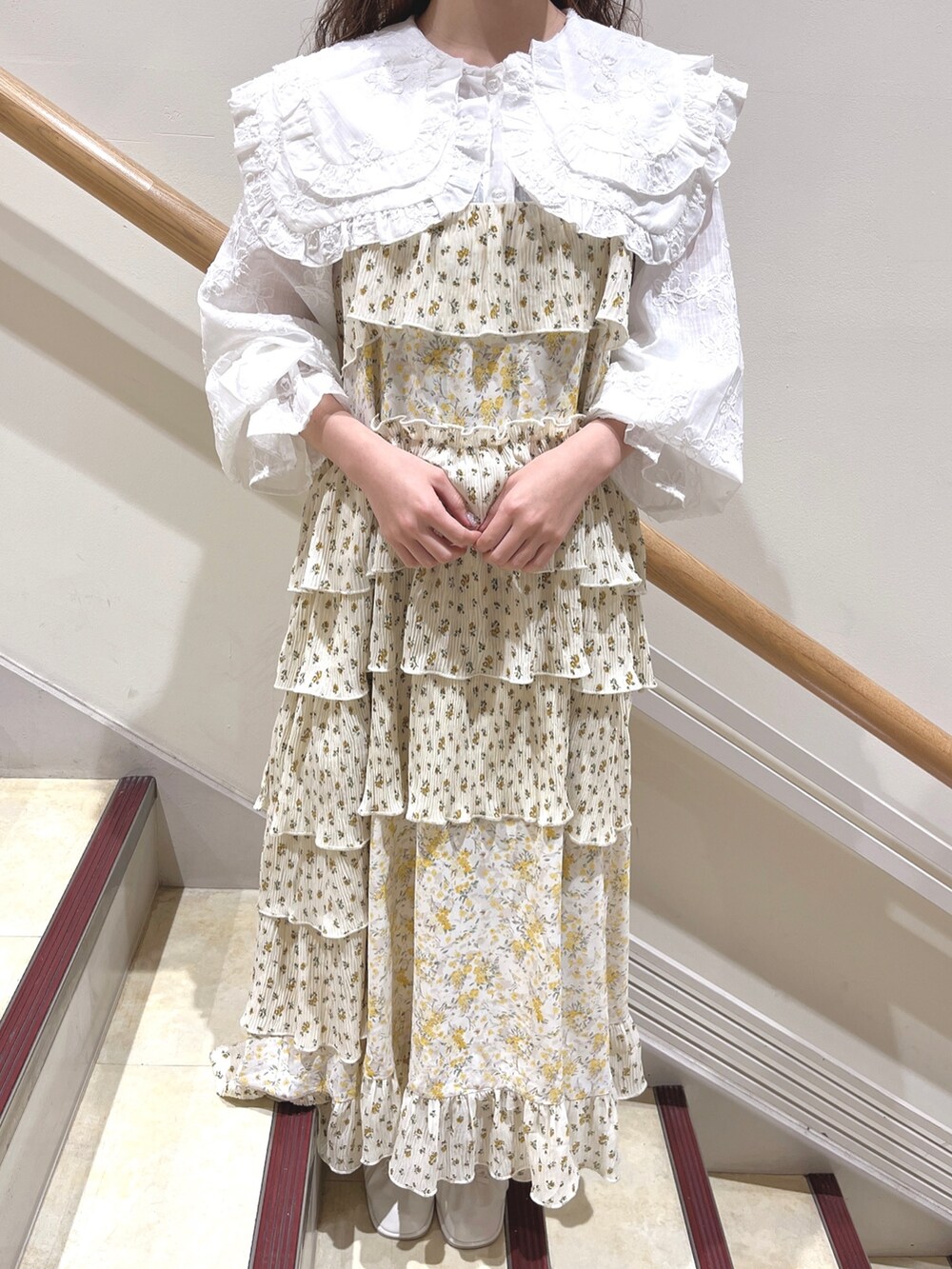 ホワイト系のシャツ/ブラウス、その他のワンピース、ホワイト系のパンプスを着用したレディースの春コーディネートの7枚目の写真