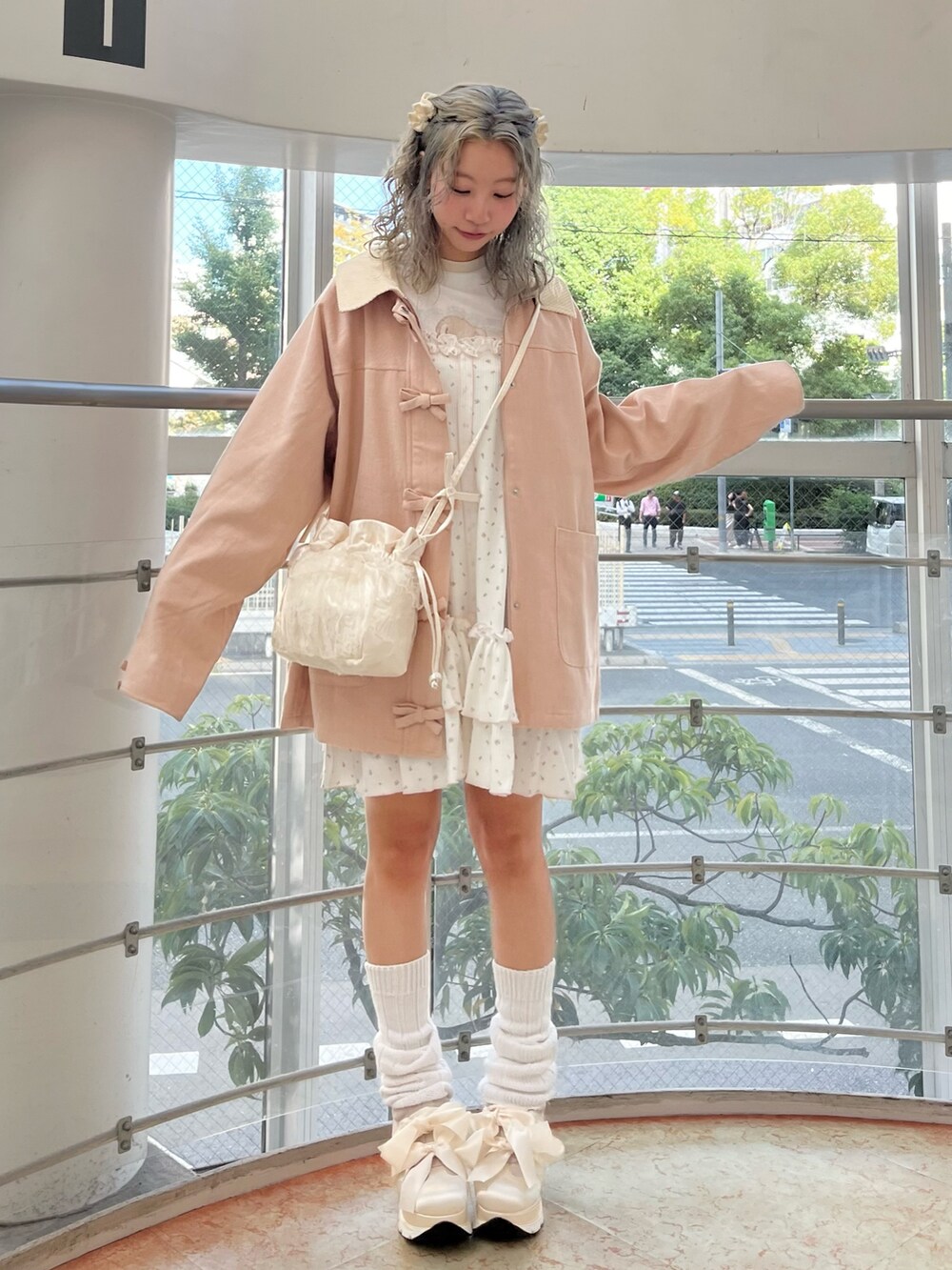 ピンク系のブルゾン、ベージュ系のTシャツ/カットソー、ピンク系のワンピースを着用したレディースの秋コーディネートの2枚目の写真