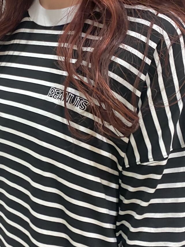 ブラック系のその他シューズ、ブラック系のワンピース、ブラック系のTシャツ/カットソーを着用したレディースの春コーディネートの5枚目の写真