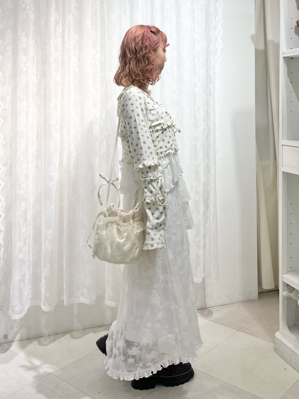 ホワイト系のカーディガン/ボレロ、ホワイト系のワンピース、ホワイト系のショルダーバッグを着用したレディースの夏コーディネートの3枚目の写真