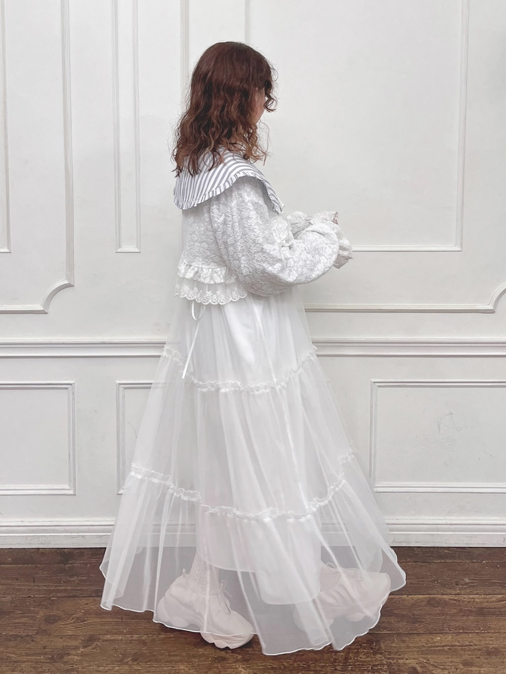 ホワイト系のシャツ/ブラウス、ホワイト系のシャツ/ブラウス、ホワイト系のワンピースを着用したレディースの夏コーディネートの2枚目の写真