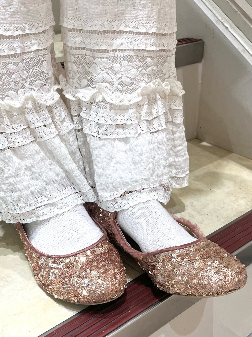 ピンク系のシャツ/ブラウス、ホワイト系のワンピース、ホワイト系のボディバッグ/ウエストポーチを着用したレディースの夏コーディネートの6枚目の写真