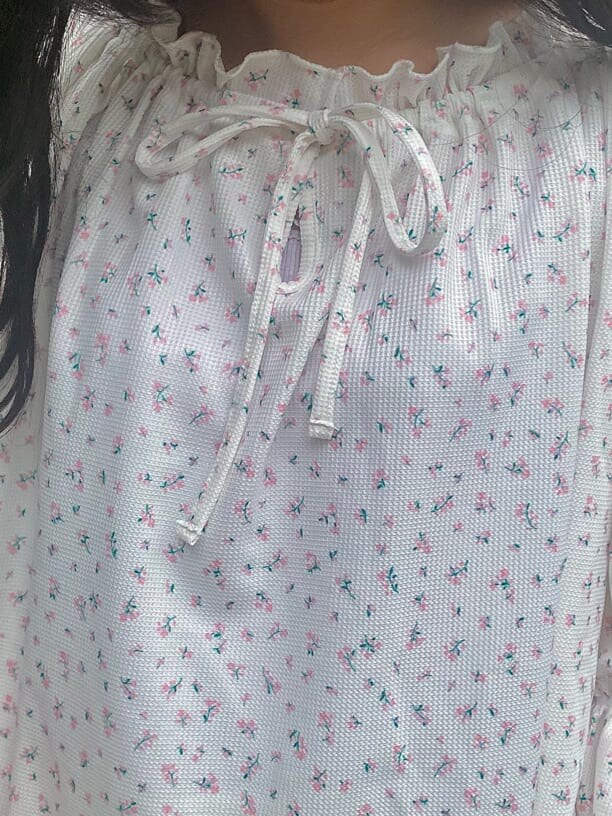 ホワイト系のその他パンツ、ホワイト系のサンダル、ホワイト系のTシャツ/カットソーを着用したレディースの夏コーディネートの7枚目の写真