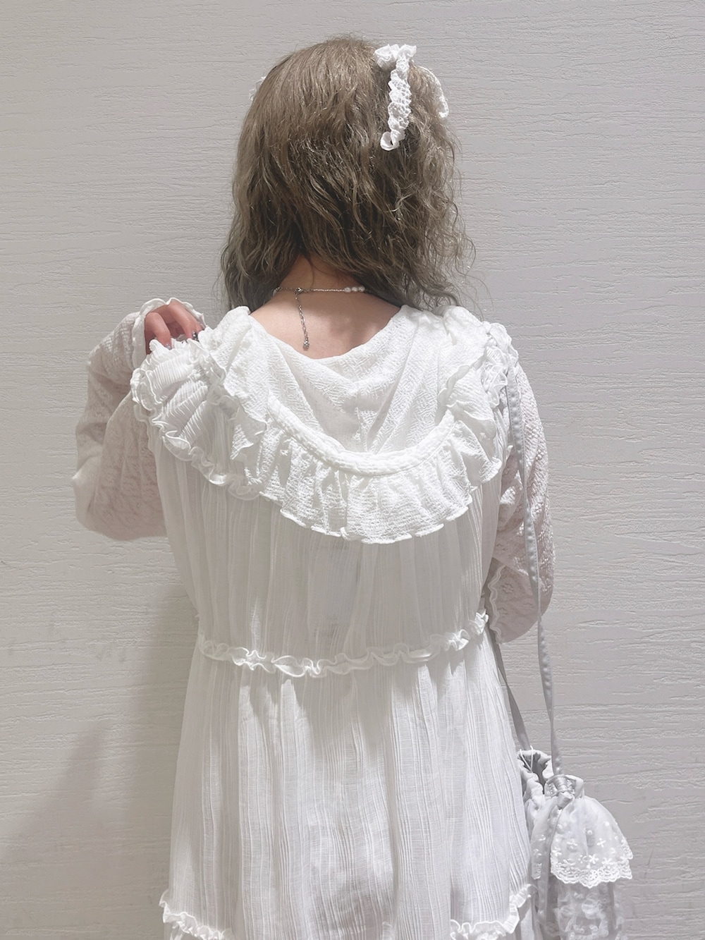 ホワイト系のTシャツ/カットソー、ホワイト系のシャツ/ブラウス、ピンク系のカーゴパンツを着用したレディースの夏コーディネートの6枚目の写真