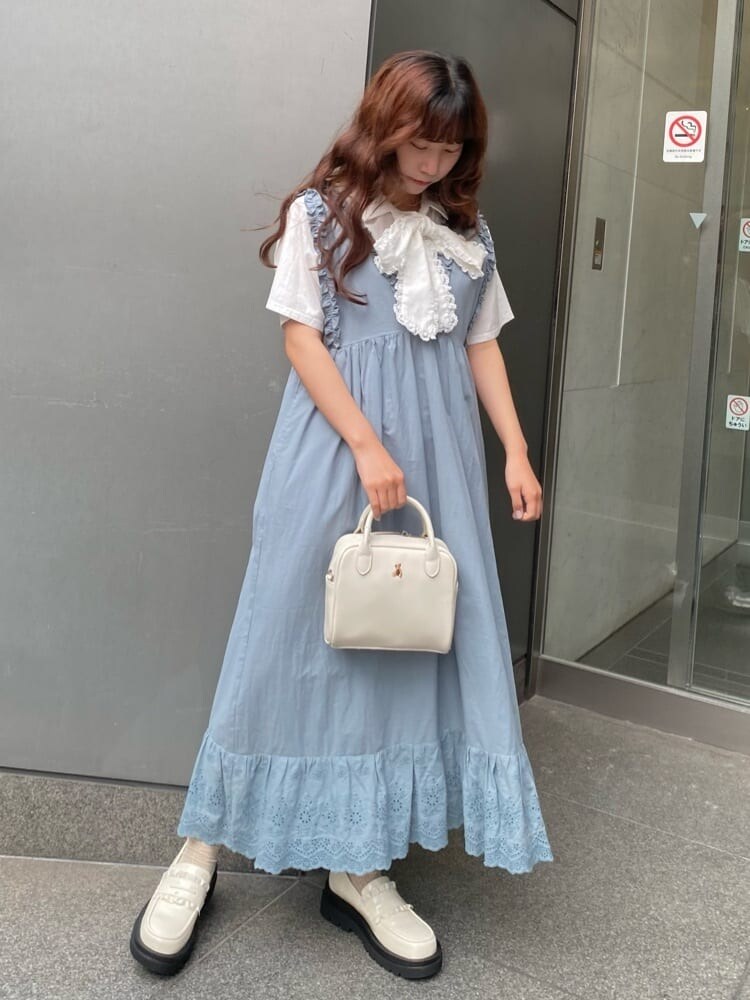 ホワイト系のシャツ/ブラウス、ブルー系のワンピース、ホワイト系のショルダーバッグを着用したレディースの春コーディネートの2枚目の写真