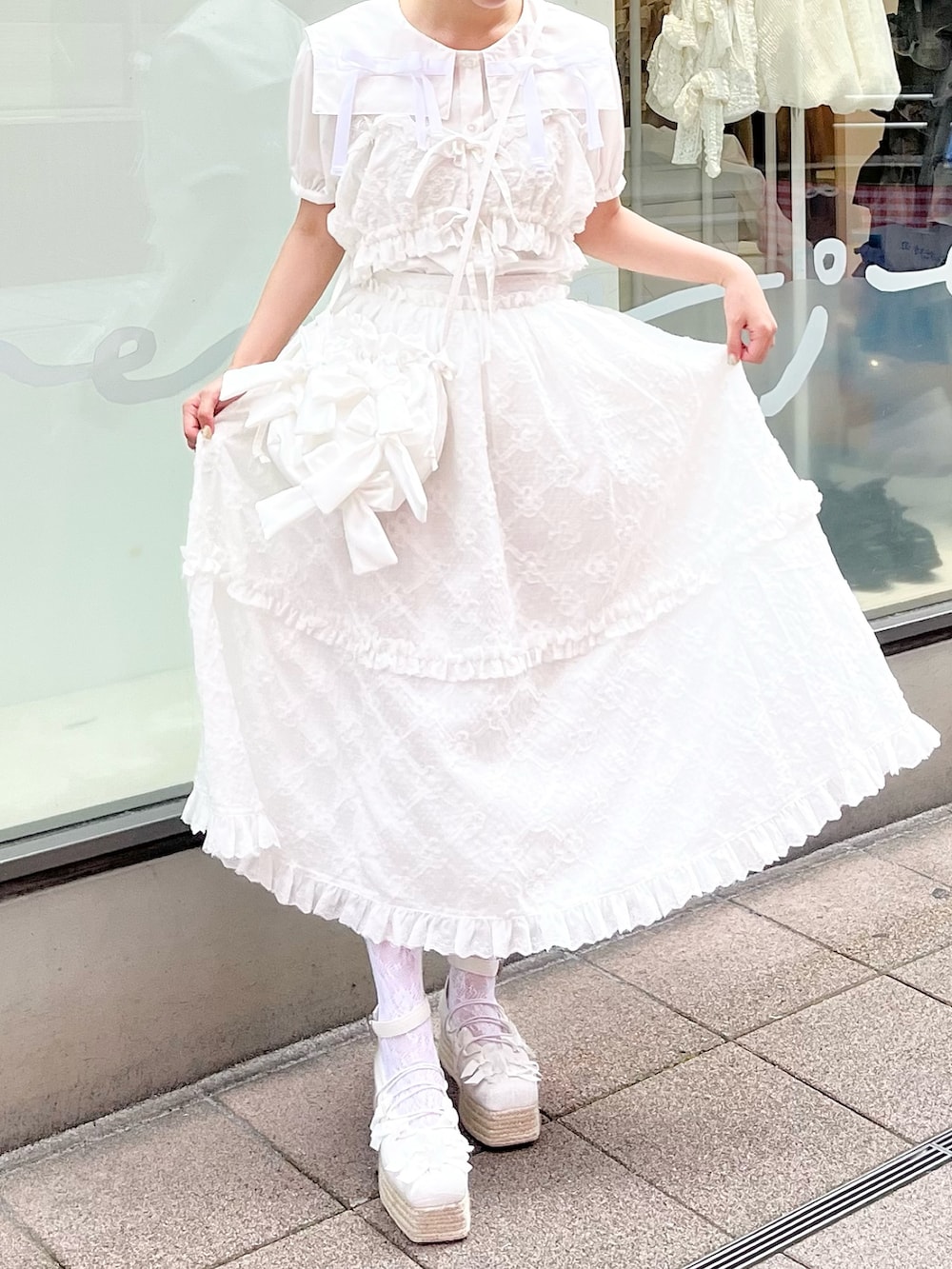 ホワイト系のシャツ/ブラウス、ホワイト系のシャツ/ブラウス、ホワイト系のスカートを着用したレディースの夏コーディネートの5枚目の写真