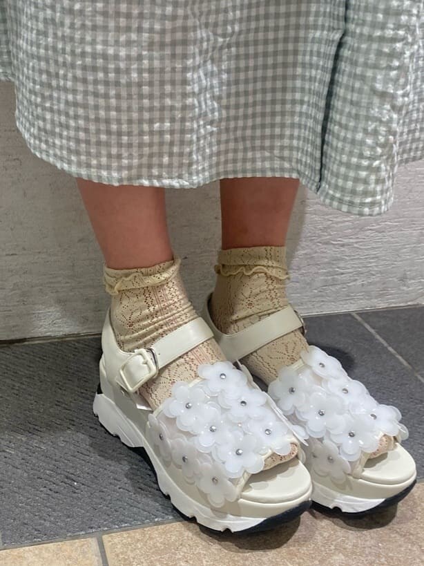 ホワイト系のサンダル、ホワイト系のトートバッグ、グリーン系のワンピースを着用したレディースの春コーディネートの7枚目の写真