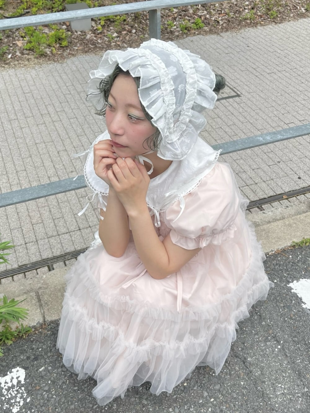 ホワイト系のシャツ/ブラウス、ピンク系のワンピース、ホワイト系のショルダーバッグを着用したレディースの夏コーディネートの6枚目の写真