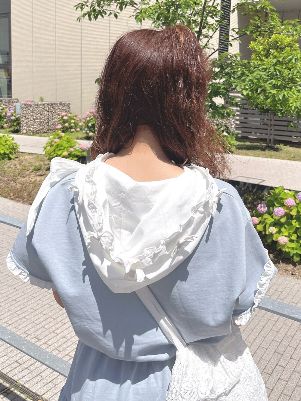 ブルー系のワンピース、ホワイト系のトートバッグ、ホワイト系のスニーカーを着用したレディースの夏コーディネートの7枚目の写真