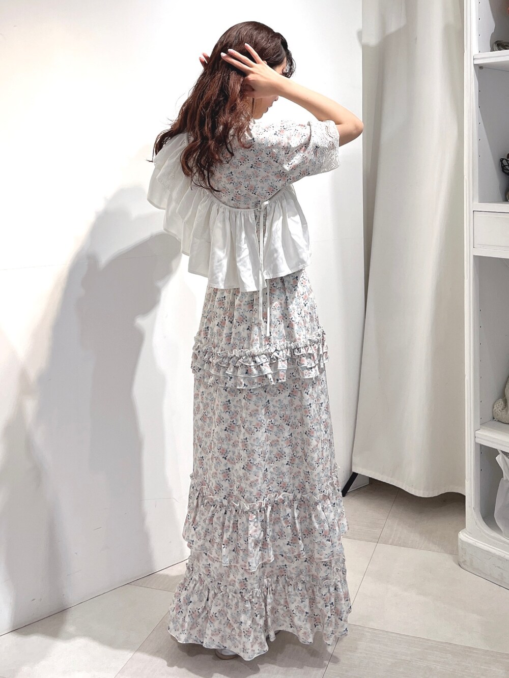 ピンク系のシャツ/ブラウス、ピンク系のスカート、シルバー系のバレエシューズを着用したレディースの冬コーディネートの2枚目の写真