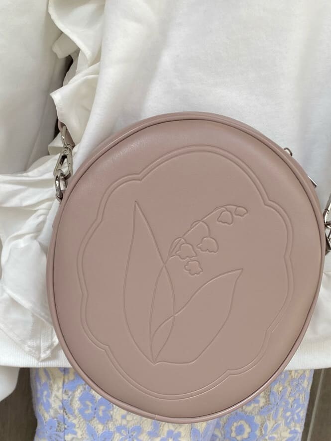 ブルー系のその他パンツ、ホワイト系のスニーカー、ピンク系のショルダーバッグを着用したレディースの春コーディネートの4枚目の写真