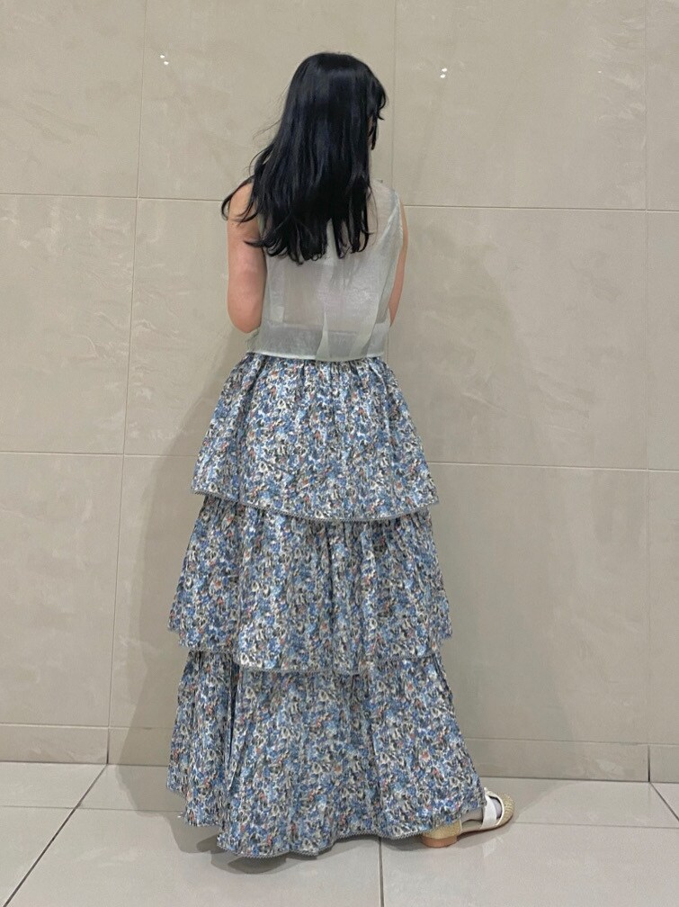 ベージュ系のパンプス、グリーン系のシャツ/ブラウスを着用したレディースの春コーディネートの3枚目の写真