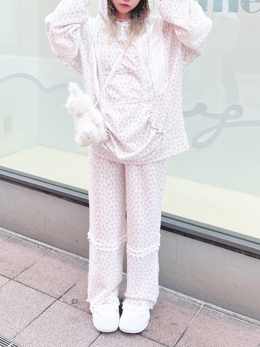ピンク系のパーカー、ピンク系のカーゴパンツ、ホワイト系のショルダーバッグを着用したレディースの秋コーディネートの4枚目の写真