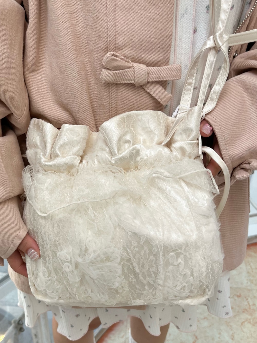 ピンク系のブルゾン、ベージュ系のTシャツ/カットソー、ピンク系のワンピースを着用したレディースの秋コーディネートの9枚目の写真