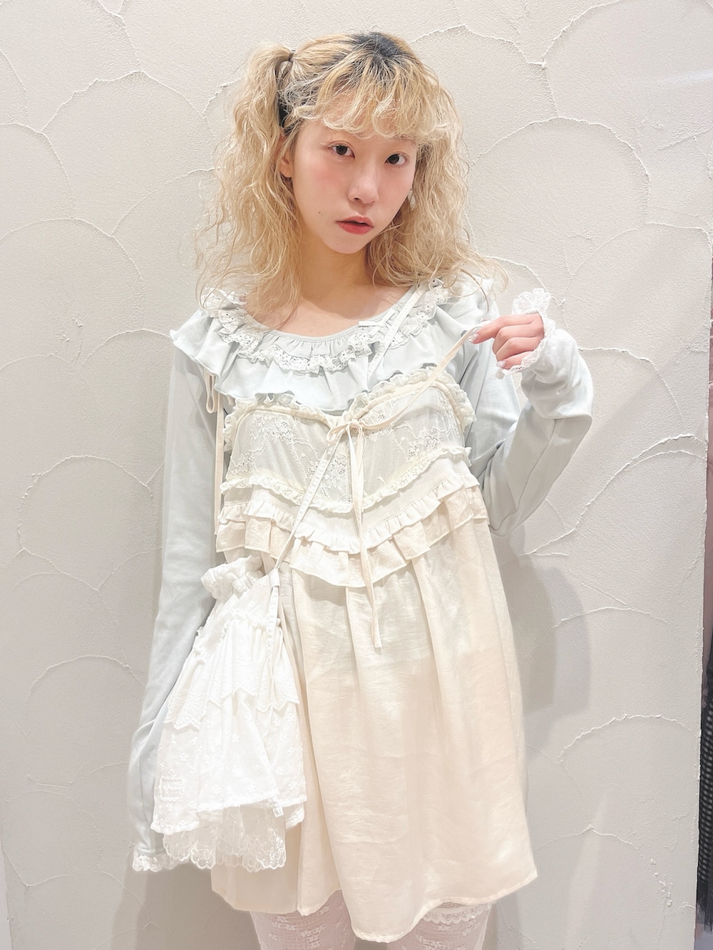 グリーン系のTシャツ/カットソー、ホワイト系のその他パンツ、ホワイト系のその他トップスを着用したレディースの春コーディネートの6枚目の写真