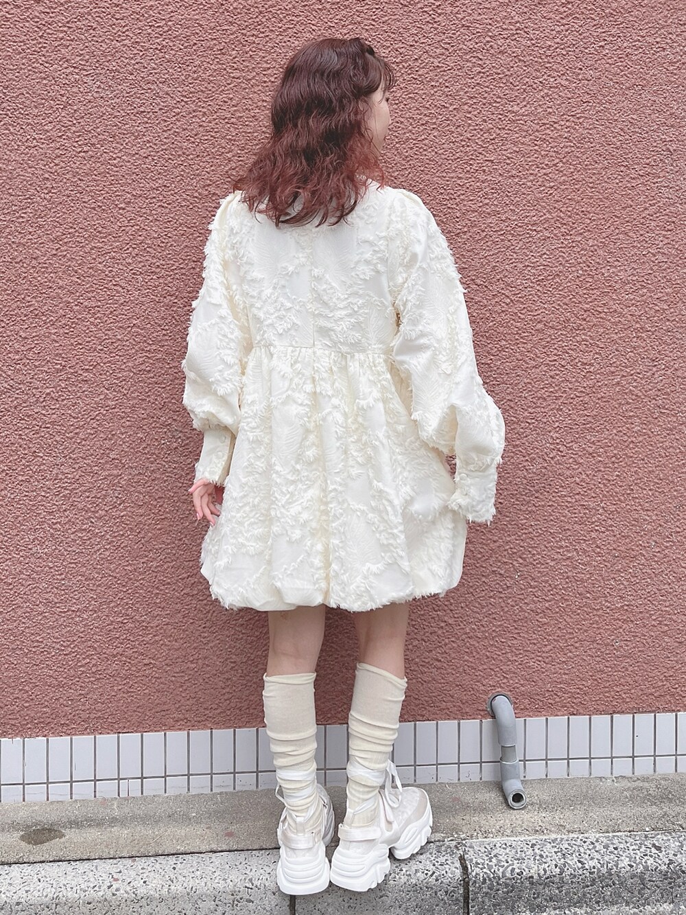 ホワイト系のワンピース、ホワイト系のスニーカー、ホワイト系のマフラーを着用したレディースの夏コーディネートの7枚目の写真