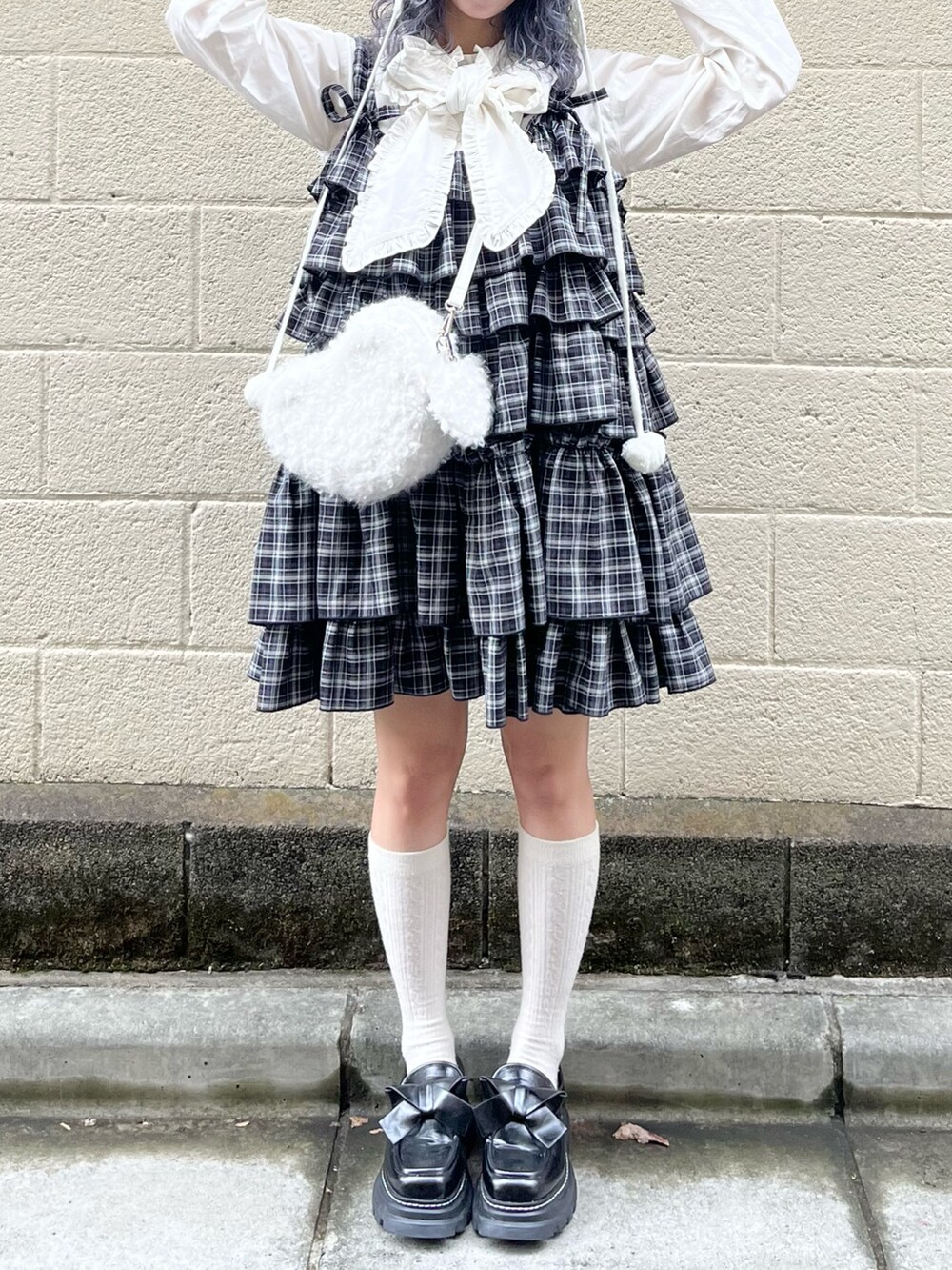 ホワイト系のシャツ/ブラウス、ブラック系のワンピース、ホワイト系のショルダーバッグを着用したレディースの秋コーディネートの5枚目の写真