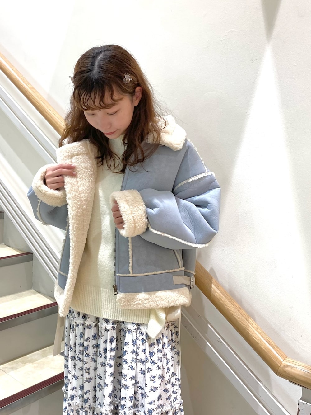 ブルー系のその他アウター、ホワイト系のニット/セーター、ホワイト系のスカートを着用したレディースの秋コーディネートの2枚目の写真