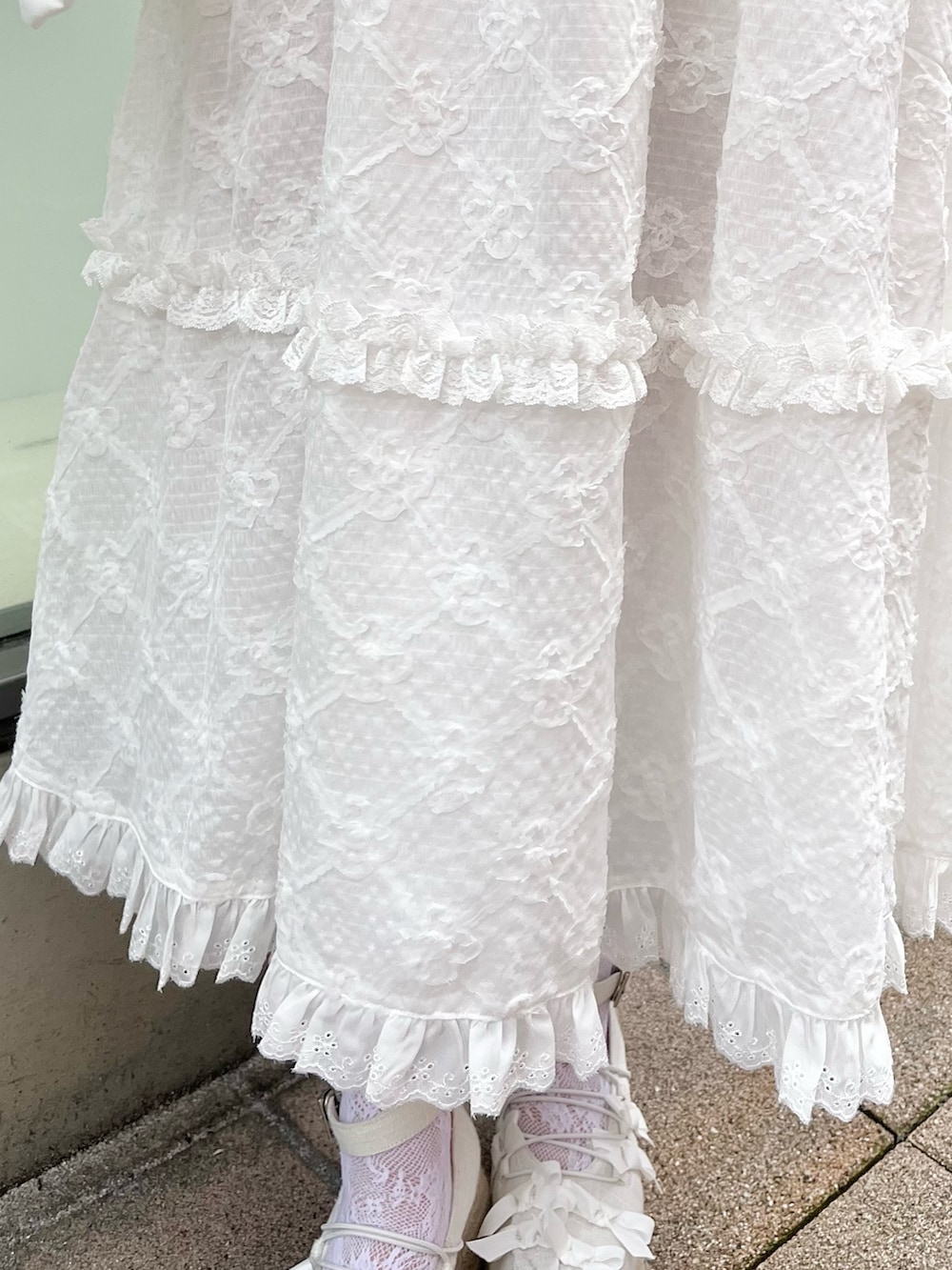 ホワイト系のシャツ/ブラウス、ホワイト系のシャツ/ブラウス、ホワイト系のスカートを着用したレディースの夏コーディネートの8枚目の写真