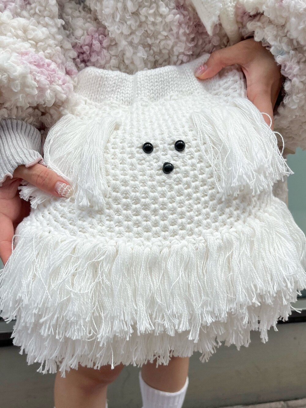 ピンク系のブルゾン、グレー系のニット/セーター、ベージュ系のショルダーバッグを着用したレディースの秋コーディネートの9枚目の写真