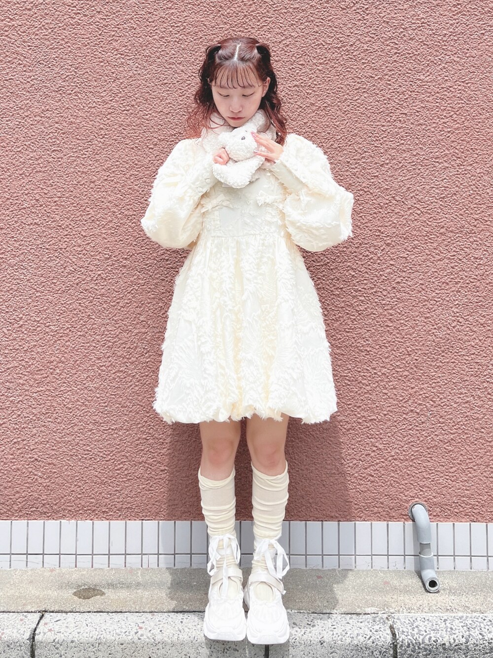 ホワイト系のワンピース、ホワイト系のスニーカー、ホワイト系のマフラーを着用したレディースの夏コーディネートの2枚目の写真