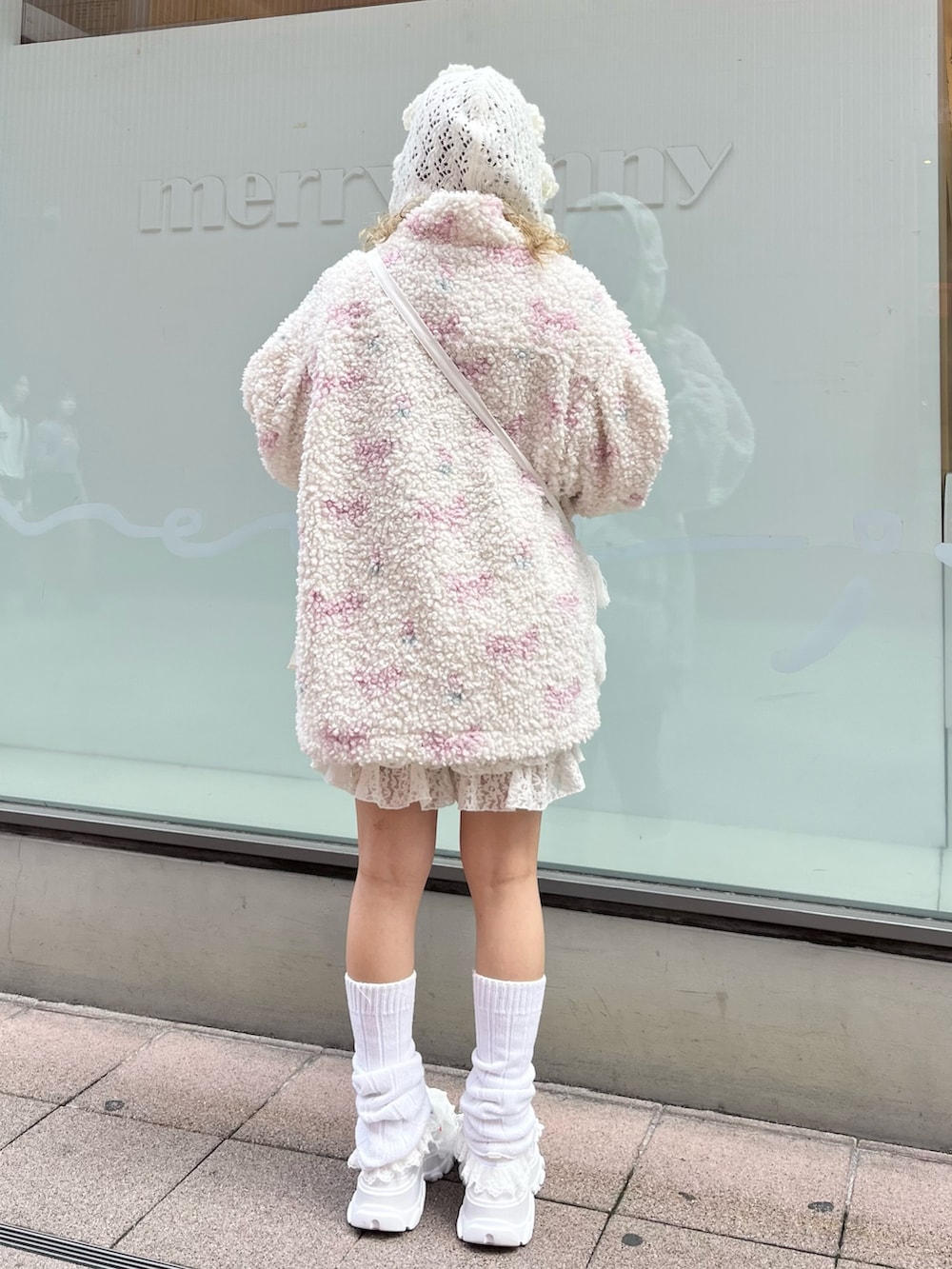 ピンク系のブルゾン、グレー系のニット/セーター、ベージュ系のショルダーバッグを着用したレディースの秋コーディネートの3枚目の写真