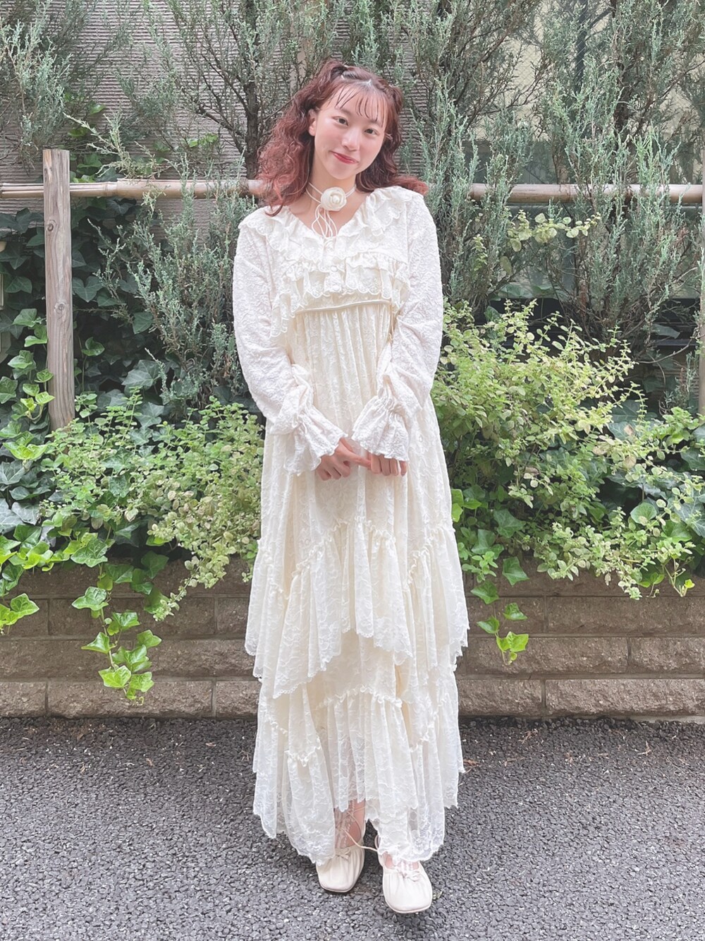 ホワイト系のワンピース、ホワイト系のシャツ/ブラウス、ベージュ系のバレエシューズを着用したレディースの夏コーディネートの2枚目の写真