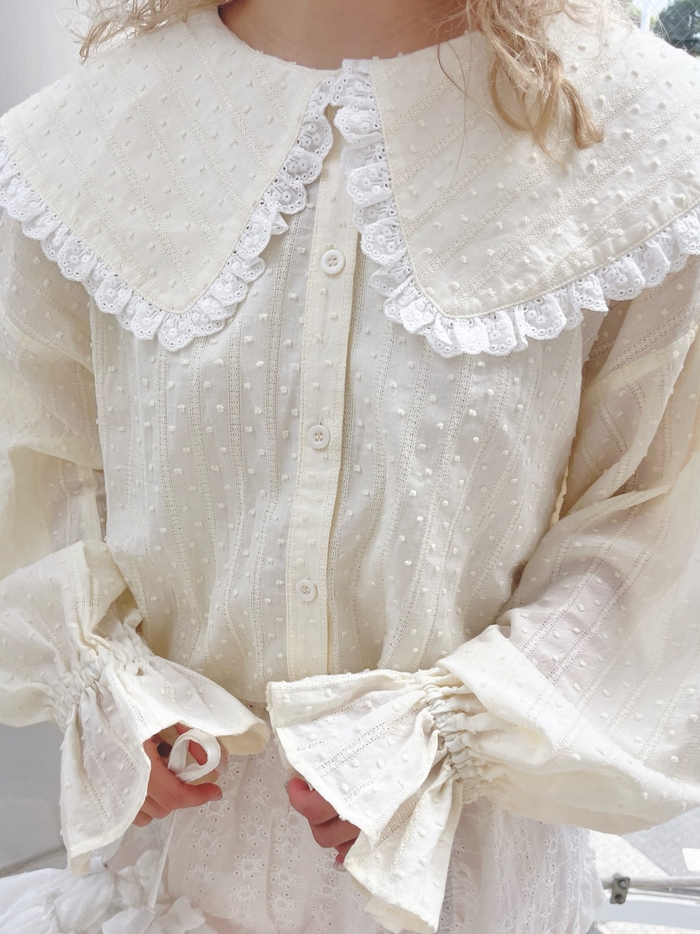 イエロー系のシャツ/ブラウス、ホワイト系のスカート、ピンク系のスウェットパンツを着用したレディースの冬コーディネートの9枚目の写真