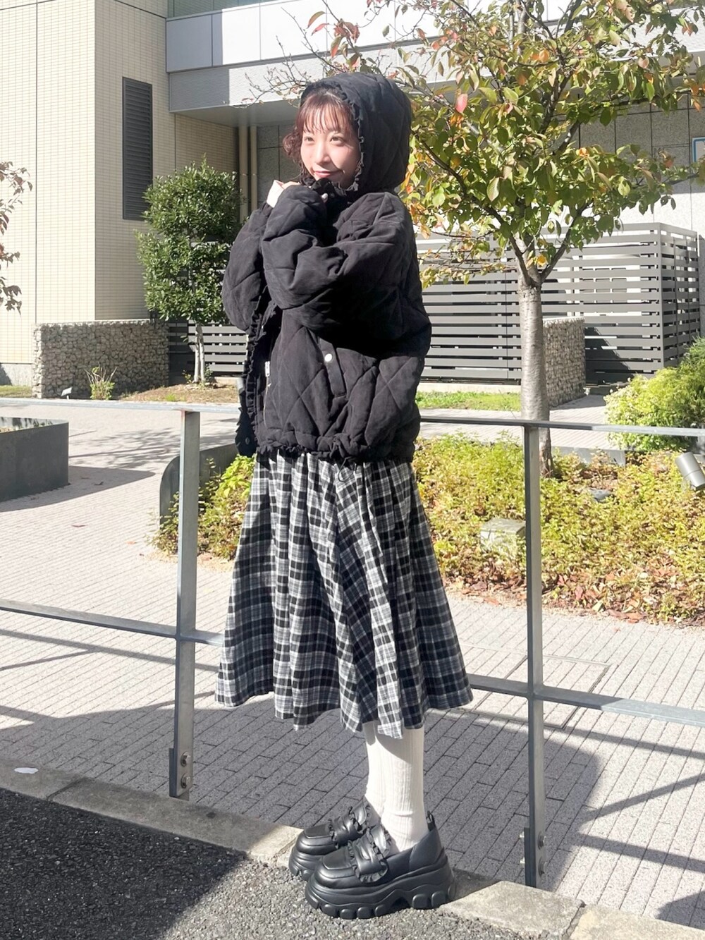 ピンク系のニット/セーター、ブラック系のスカート、ブラック系のローファーを着用したレディースの冬コーディネートの3枚目の写真