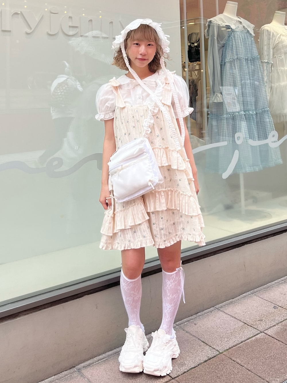 ホワイト系のシャツ/ブラウス、ブルー系のワンピース、ホワイト系のショルダーバッグを着用したレディースの春コーディネートの3枚目の写真