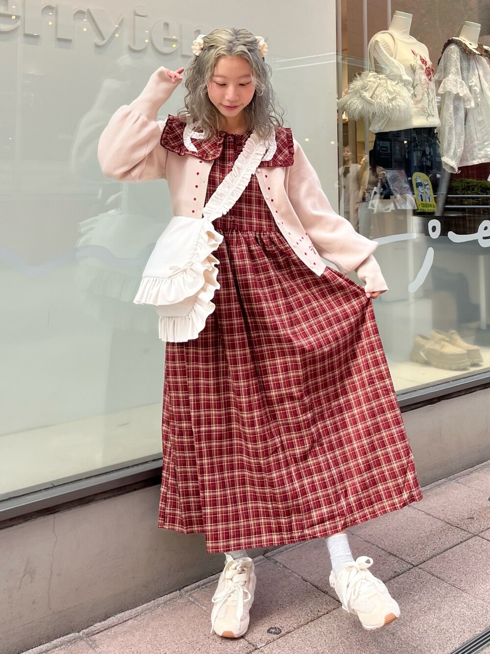 レッド系のワンピース、ホワイト系のカーディガン/ボレロ、ホワイト系のショルダーバッグを着用したレディースの秋コーディネートの2枚目の写真