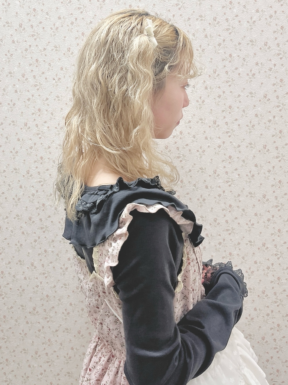 グレー系のTシャツ/カットソー、ピンク系のワンピース、ホワイト系のショルダーバッグを着用したレディースの冬コーディネートの6枚目の写真