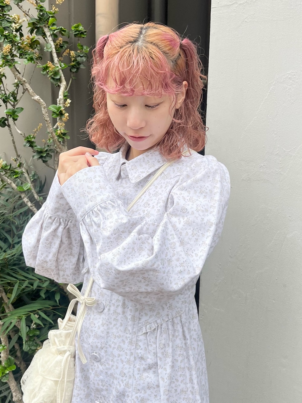 ホワイト系のワンピース、ホワイト系のショルダーバッグ、ベージュ系のローファーを着用したレディースの夏コーディネートの4枚目の写真