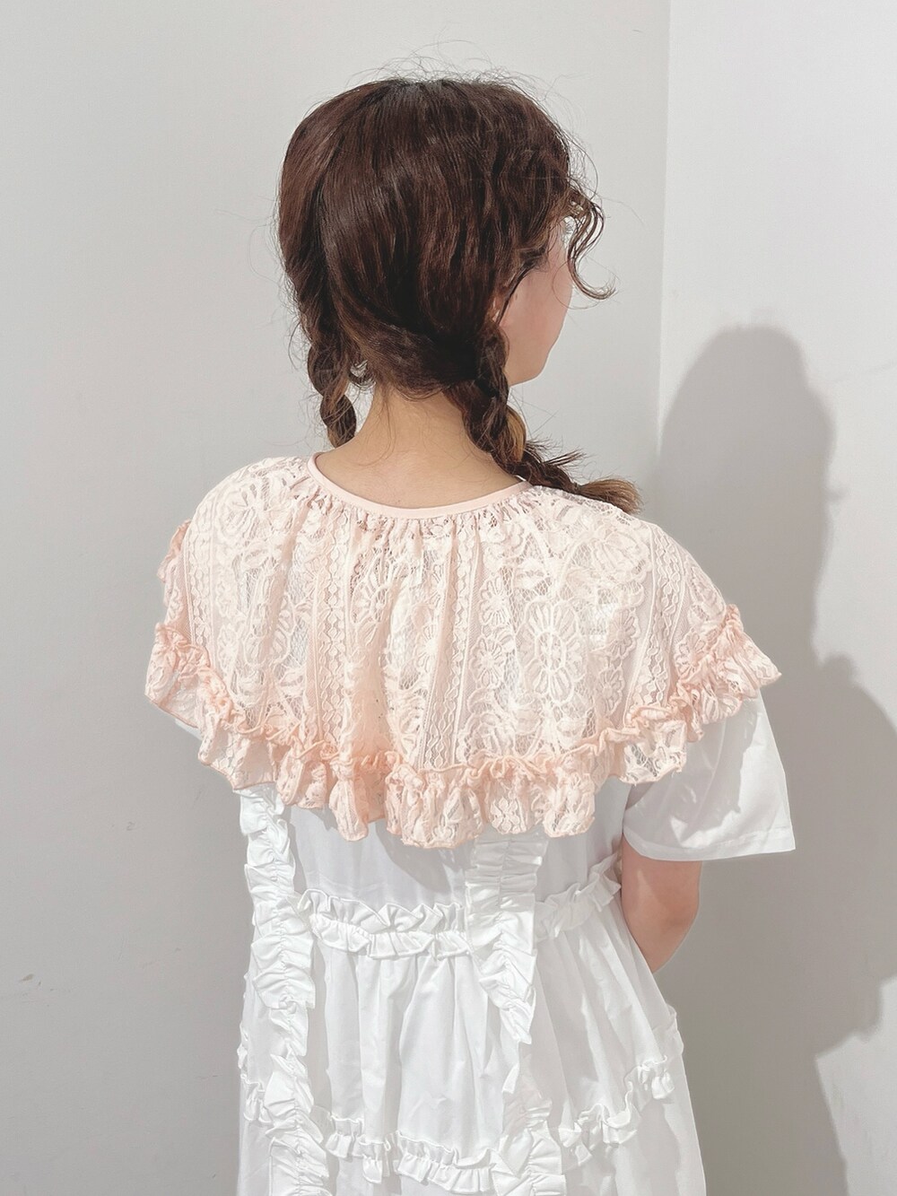 ホワイト系のワンピース、ホワイト系のサンダル、ピンク系の付け襟を着用したレディースの夏コーディネートの5枚目の写真