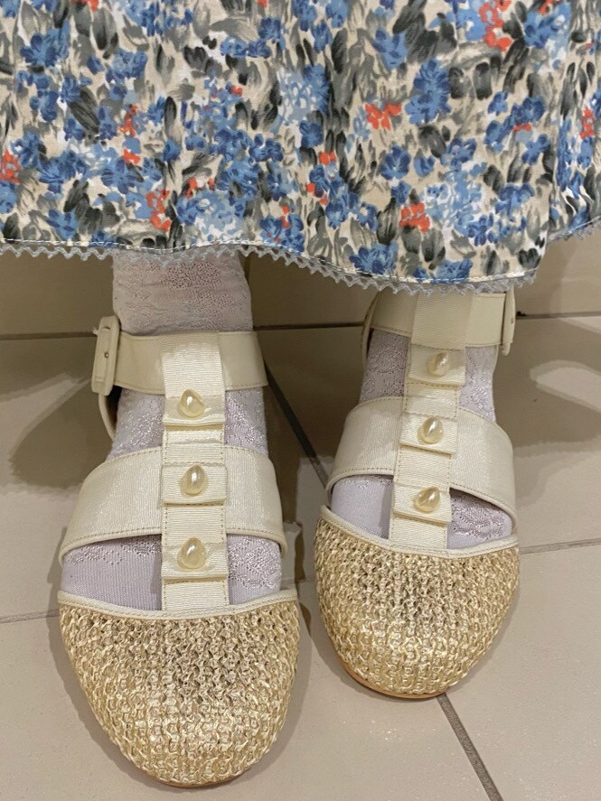 ベージュ系のパンプス、グリーン系のシャツ/ブラウスを着用したレディースの春コーディネートの7枚目の写真