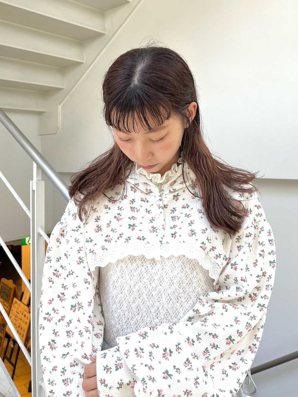 その他のカーディガン/ボレロ、ホワイト系のTシャツ/カットソー、ホワイト系のサンダルを着用したレディースの夏コーディネートの3枚目の写真