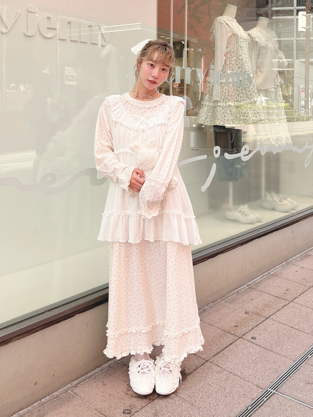 ピンク系のワンピース、ホワイト系のシャツ/ブラウス、ホワイト系のショルダーバッグを着用したレディースの夏コーディネートの2枚目の写真