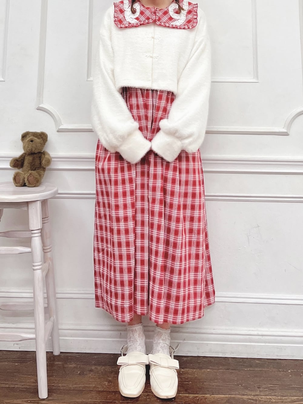 レッド系のワンピース、ホワイト系のカーディガン/ボレロ、ホワイト系のローファーを着用したレディースの夏コーディネートの4枚目の写真