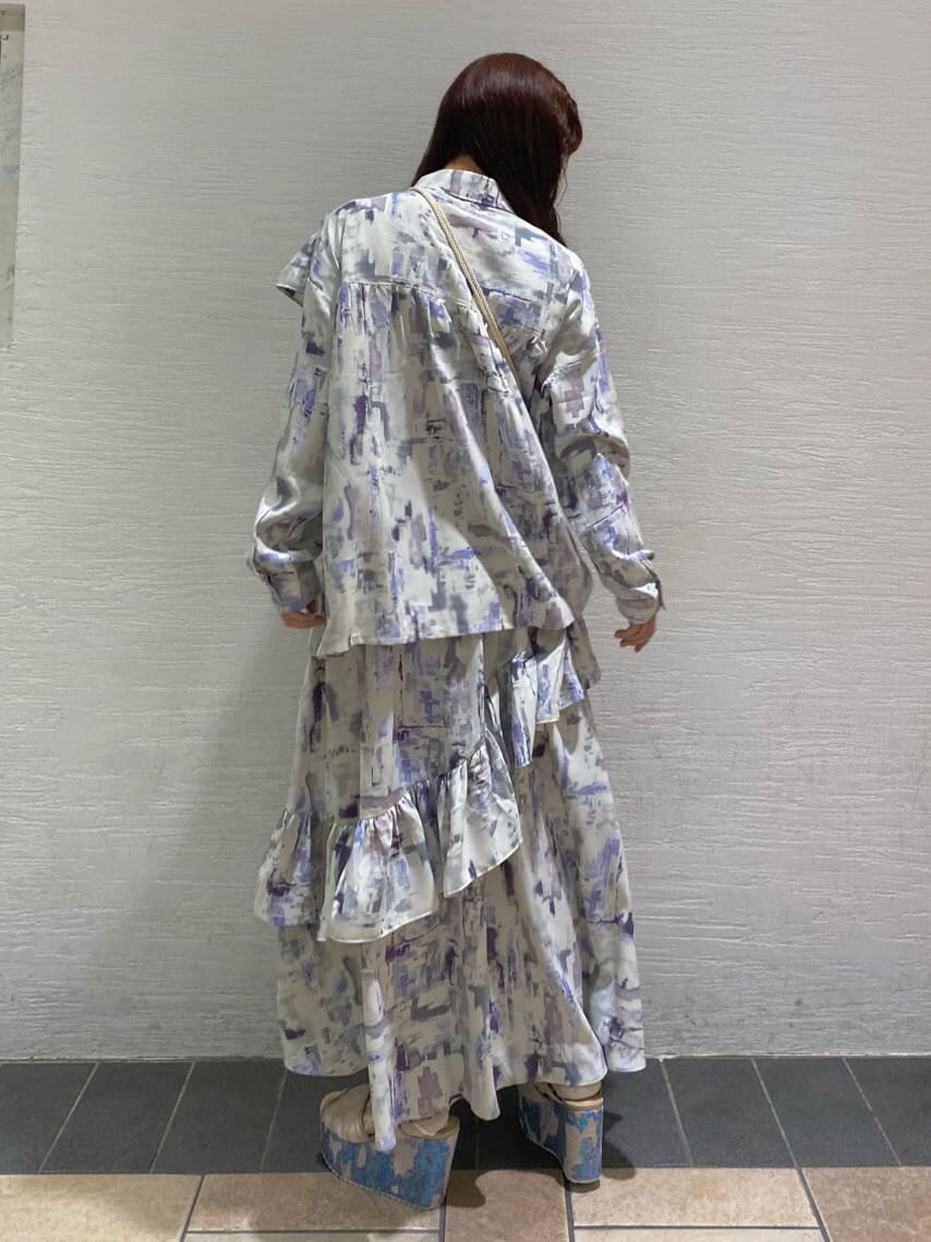 パープル系のシャツ/ブラウス、パープル系のスカート、ブルー系のサンダルを着用したレディースの冬コーディネートの3枚目の写真