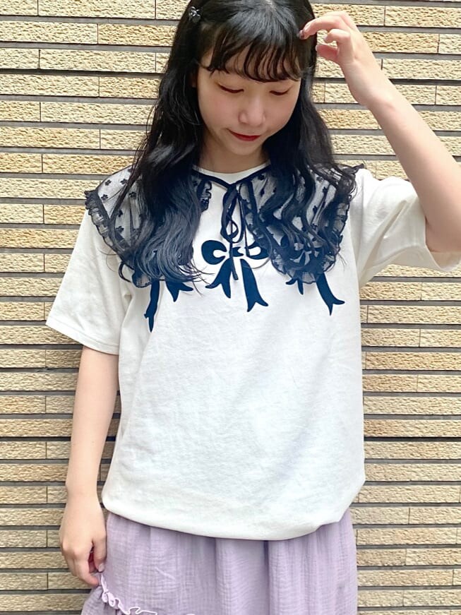 ホワイト系のTシャツ/カットソー、パープル系のスカートを着用したレディースの夏コーディネートの5枚目の写真