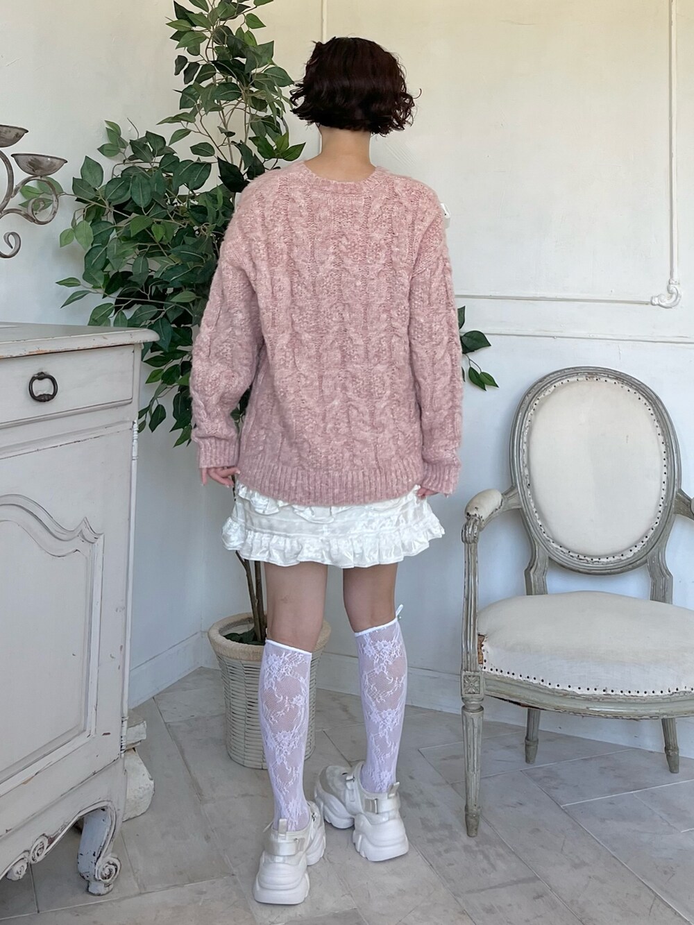 ホワイト系のブルゾン、ピンク系のニット/セーター、ホワイト系のスカートを着用したレディースの秋コーディネートの8枚目の写真