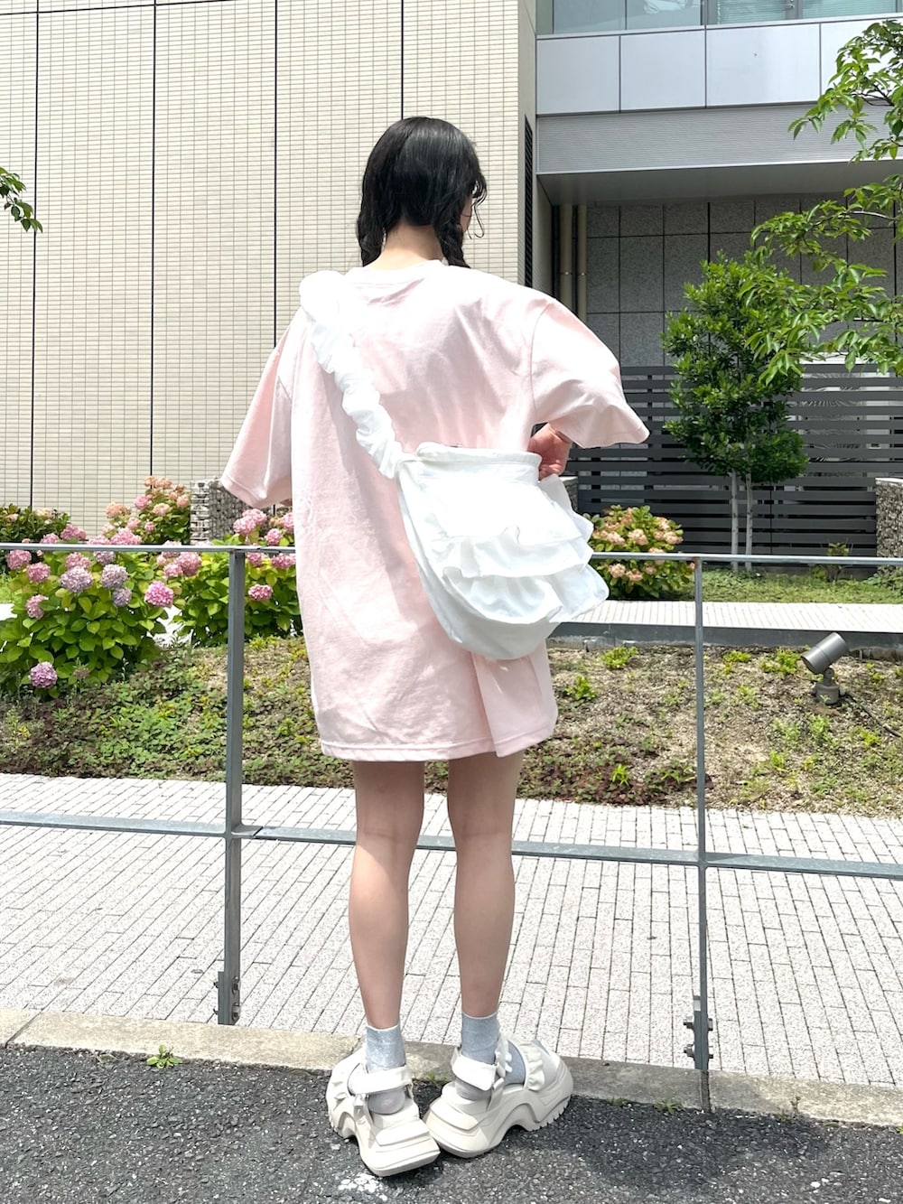 ホワイト系のショルダーバッグ、ピンク系のTシャツ/カットソー、ホワイト系のその他パンツを着用したレディースの夏コーディネートの3枚目の写真