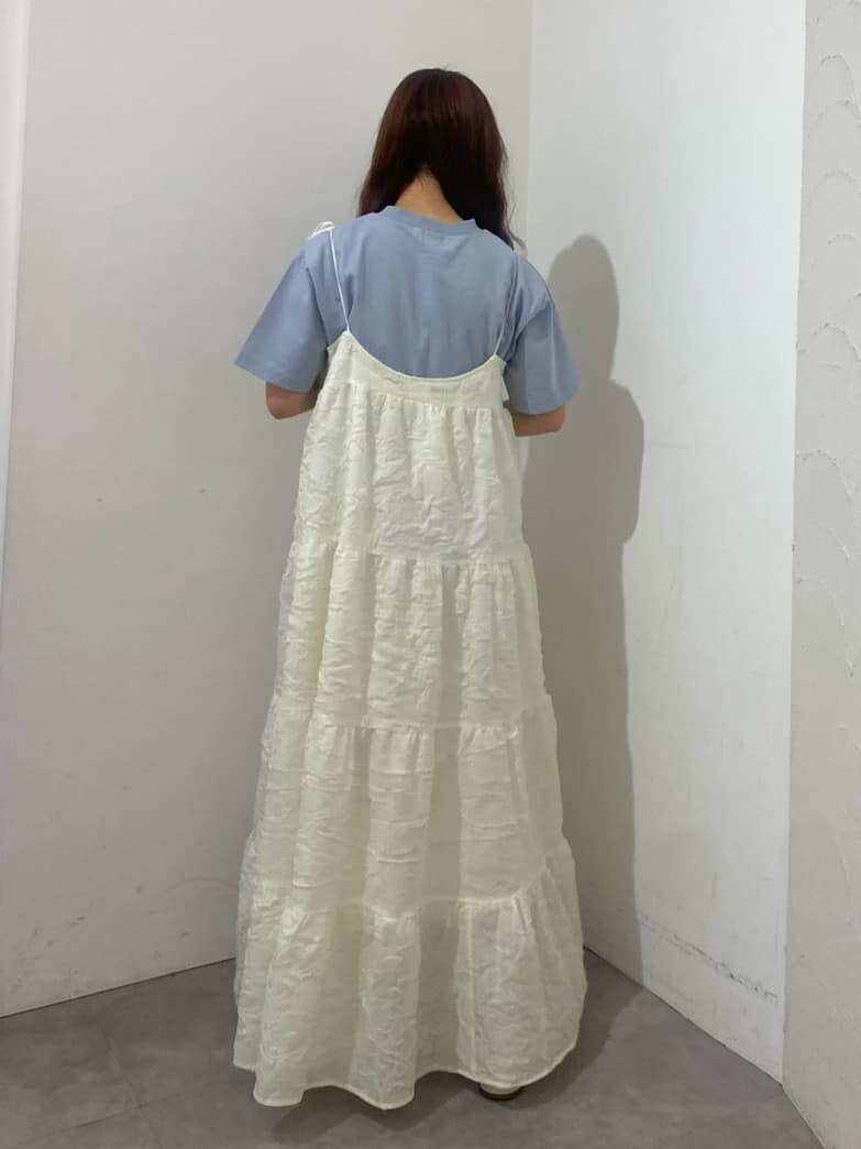 ホワイト系のワンピース、ブルー系のTシャツ/カットソー、ピンク系のパンプスを着用したレディースの春コーディネートの3枚目の写真