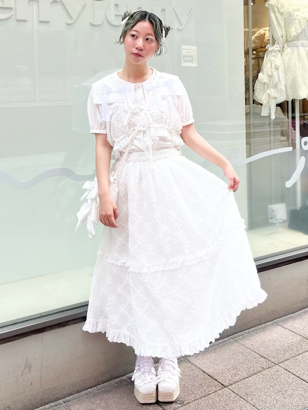 ホワイト系のシャツ/ブラウス、ホワイト系のシャツ/ブラウス、ホワイト系のスカートを着用したレディースの夏コーディネートの3枚目の写真