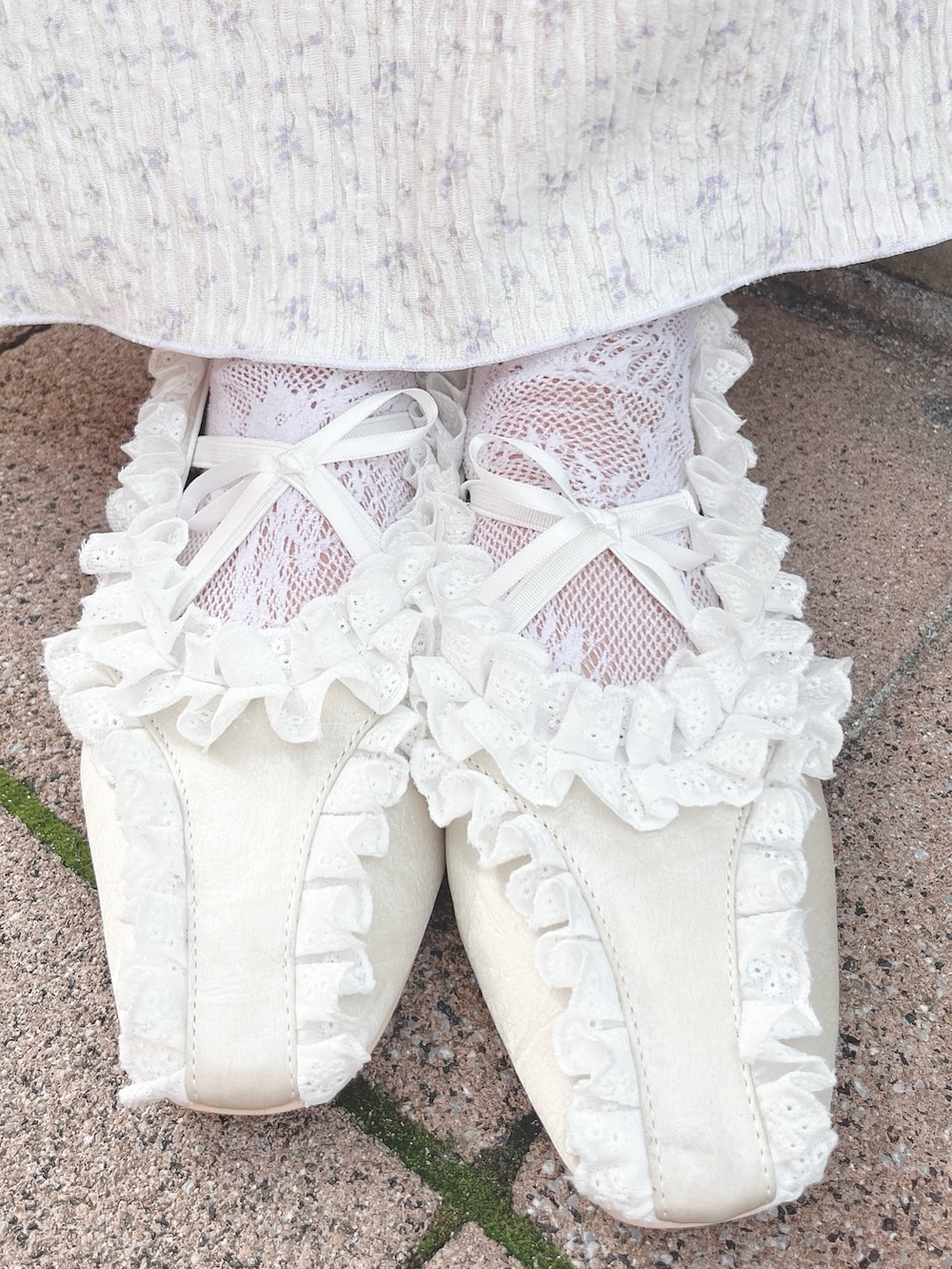 ホワイト系のカーディガン/ボレロ、ブルー系のTシャツ/カットソー、パープル系のスカートを着用したレディースの春コーディネートの10枚目の写真