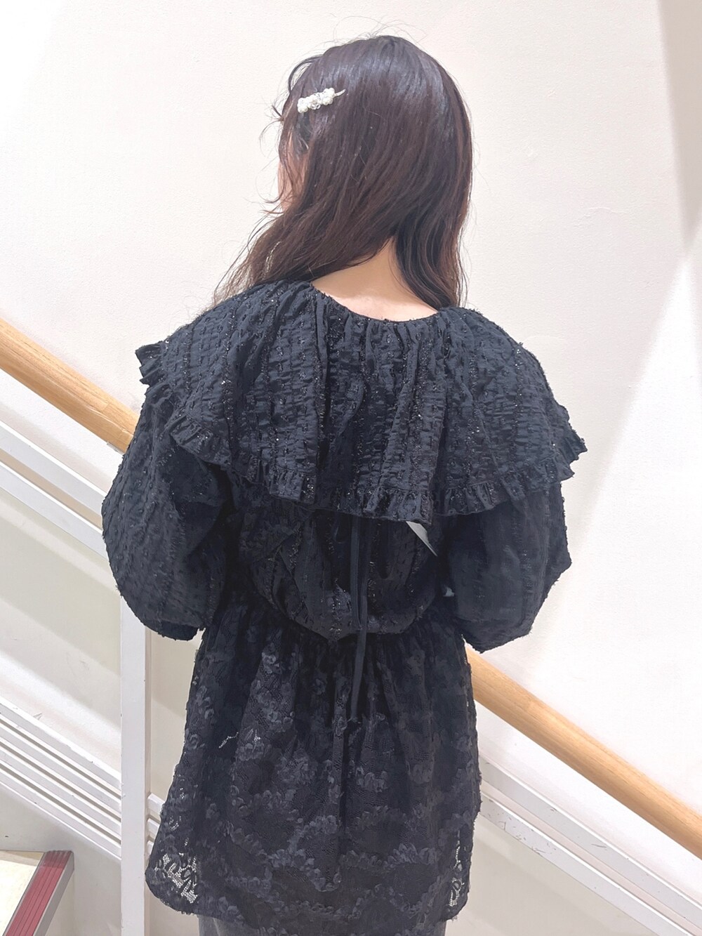 ブラック系のシャツ/ブラウス、ブラック系のキャミソール、ブルー系のショルダーバッグを着用したレディースの春コーディネートの6枚目の写真