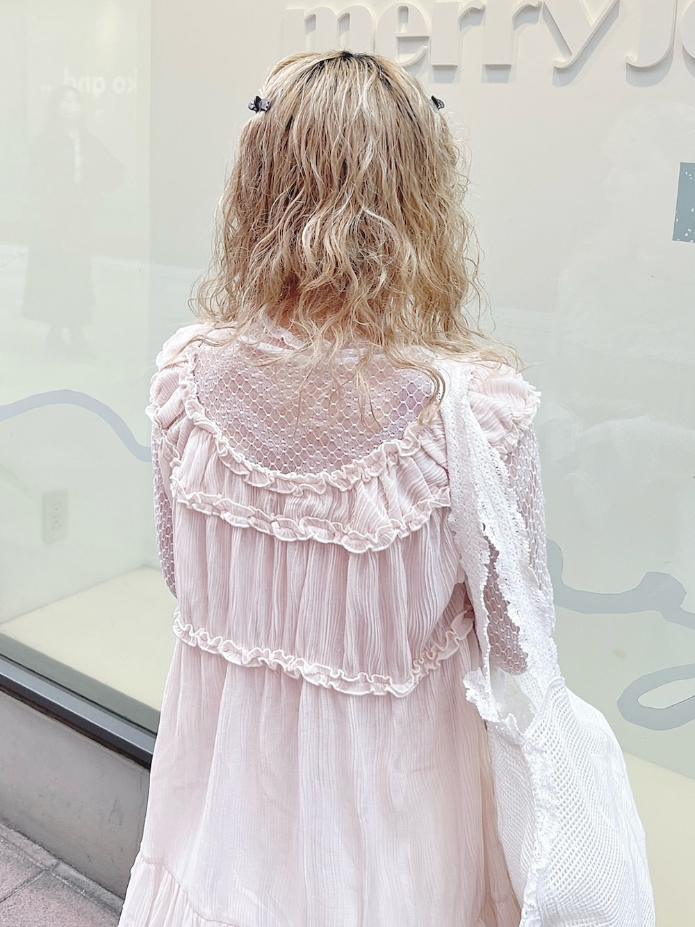 ホワイト系のTシャツ/カットソー、ホワイト系のトートバッグ、ホワイト系のスカートを着用したレディースの冬コーディネートの5枚目の写真