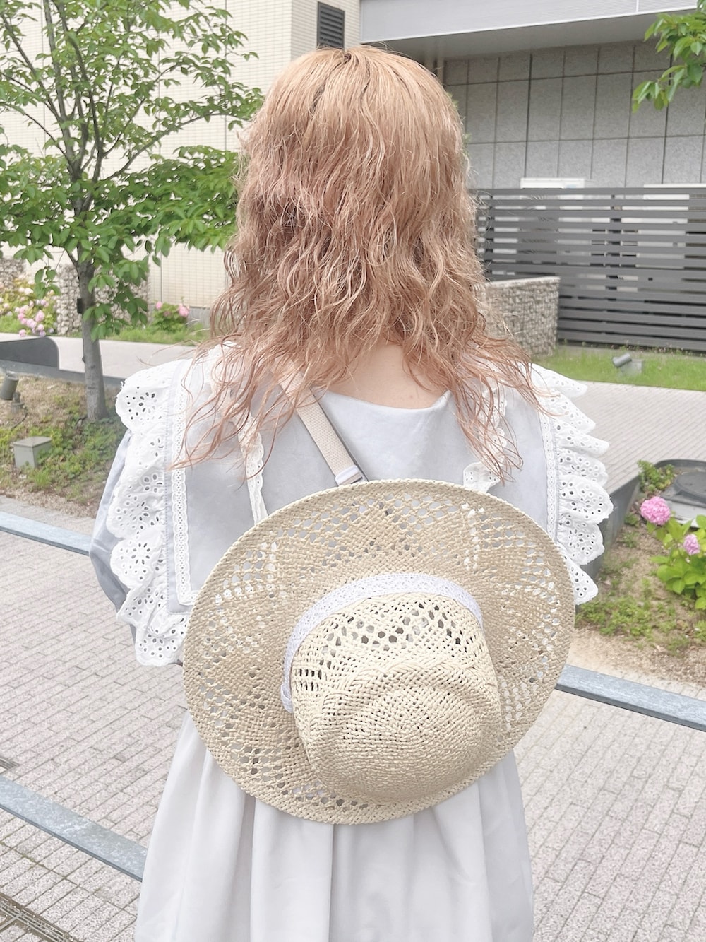 ブルー系のシャツ/ブラウス、ホワイト系のショルダーバッグ、ホワイト系のワンピースを着用したレディースの夏コーディネートの8枚目の写真